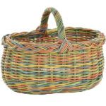 Cesta hecha con médula de colores