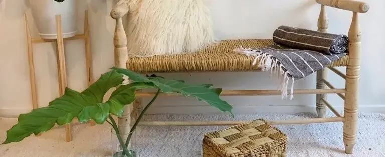 Mueble y cesta confeccionado con material para manualidades.